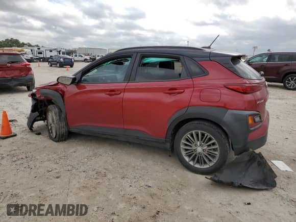 2020 Hyundai Kona SEL z VIN KM8K22AA9LU526593, wystawiony jako Copart lot #46575263 z przebiegiem 47 903 mil mil oraz . Historia ofert i sprzedaży dostępna na DreamBid. Obrazek 2.