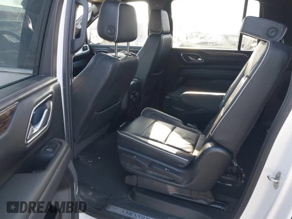 ✅ 2022 Chevrolet Suburban Premier • VIN: 1GNSKFKD3NR267634 • Lot: 42737206. Wystawiony na IAAI z przebiegiem 59 812 mil. Bezpłatny archiwum sprzedaży aukcyjnych z USA i szczegółowy raport historii pojazdu na DreamBid. Zdjęcie 8.