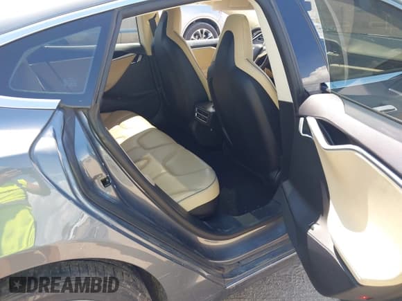 ✅ 2013 Tesla Model S • VIN: 5YJSA1CN7DFP24990 • Lot: 43393021. Wystawiony na IAAI z przebiegiem 143 257 mil. Bezpłatny archiwum sprzedaży aukcyjnych z USA i szczegółowy raport historii pojazdu na DreamBid. Zdjęcie 8.