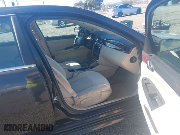 2009 Chevrolet Impala LT z VIN 2G1WT57N591221121, wystawiony jako IAAI lot #43326677 z przebiegiem 79 402 mil mil oraz . Historia ofert i sprzedaży dostępna na DreamBid. Obrazek 5.