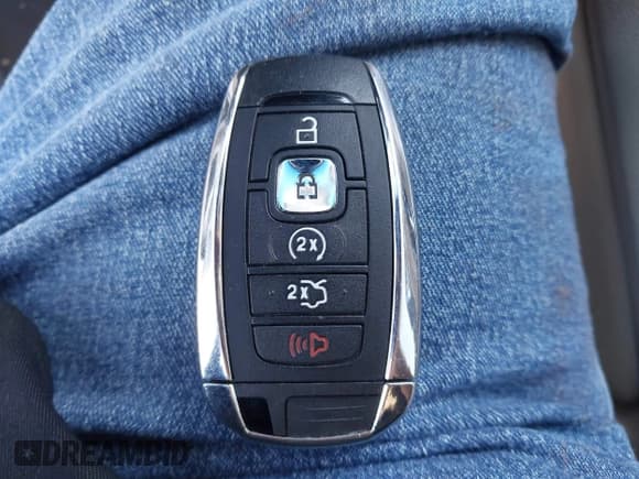 ✅ 2018 Lincoln Continental Reserve • VIN: 1LN6L9NC9J5616871 • Lot: 43531515. Wystawiony na IAAI z przebiegiem 58 745 mil. Bezpłatny archiwum sprzedaży aukcyjnych z USA i szczegółowy raport historii pojazdu na DreamBid. Zdjęcie 11.