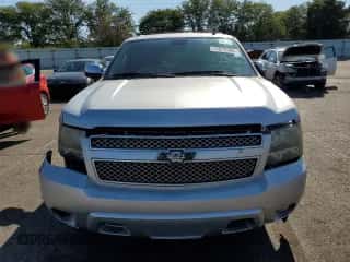 2011 Chevrolet Suburban LTZ z VIN 1GNSKKE37BR124743, wystawiony jako Copart lot #71872745 z przebiegiem 233 253 mil mil oraz Czysty tytuł • Clean title. Historia ofert i sprzedaży dostępna na DreamBid. Obrazek 5.