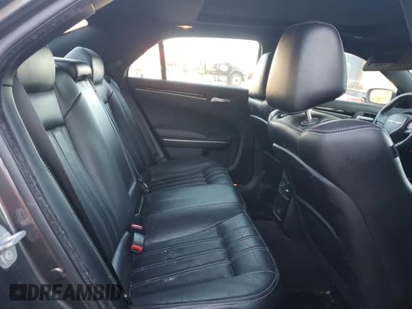 ✅ 2017 Chrysler 300 S • VIN: 2C3CCAGGXHH553263 • Lot: 90668805. Wystawiony na Copart z przebiegiem 93 985 mil. Bezpłatny archiwum sprzedaży aukcyjnych z USA i szczegółowy raport historii pojazdu na DreamBid. Zdjęcie 10.