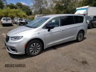 ✅ 2024 Chrysler Pacifica Hybrid Select • VIN: 2C4RC1S71RR166741 • Lot: 70136935. Wystawiony na Copart z przebiegiem 17 555 mil. Bezpłatny archiwum sprzedaży aukcyjnych z USA i szczegółowy raport historii pojazdu na DreamBid. Zdjęcie 1.