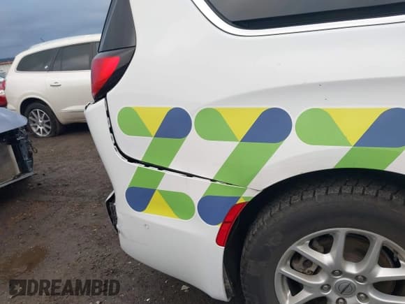 ✅ 2022 Chrysler Pacifica Touring L • VIN: 2C4RC1BG9NR155223 • Lot: 43722441. Wystawiony na IAAI z przebiegiem 34 097 mil. Bezpłatny archiwum sprzedaży aukcyjnych z USA i szczegółowy raport historii pojazdu na DreamBid. Zdjęcie 18.