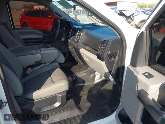 ✅ 2020 Ford F-150 XL • VIN: 1FTEW1CP1LKD20018 • Lot: 43563182. Wystawiony na IAAI z przebiegiem 131 668 mil. Bezpłatny archiwum sprzedaży aukcyjnych z USA i szczegółowy raport historii pojazdu na DreamBid. Zdjęcie 5.