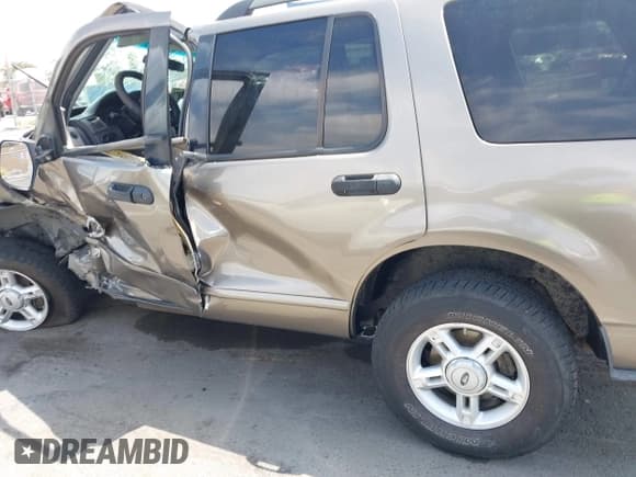 ✅ 2005 Ford Explorer XLT • VIN: 1FMZU63E45UB19641 • Lot: 42812407. Wystawiony na IAAI z przebiegiem 270 532 mil. Bezpłatny archiwum sprzedaży aukcyjnych z USA i szczegółowy raport historii pojazdu na DreamBid. Zdjęcie 14.