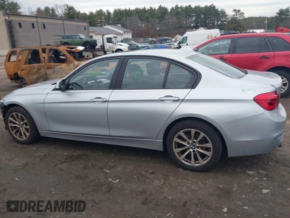 ✅ 2017 BMW 3 Series 320i xDrive • VIN: WBA8E5G30HNU45349 • Lot: 43776957. Wystawiony na IAAI z przebiegiem 84 130 mil. Bezpłatny archiwum sprzedaży aukcyjnych z USA i szczegółowy raport historii pojazdu na DreamBid. Zdjęcie 14.