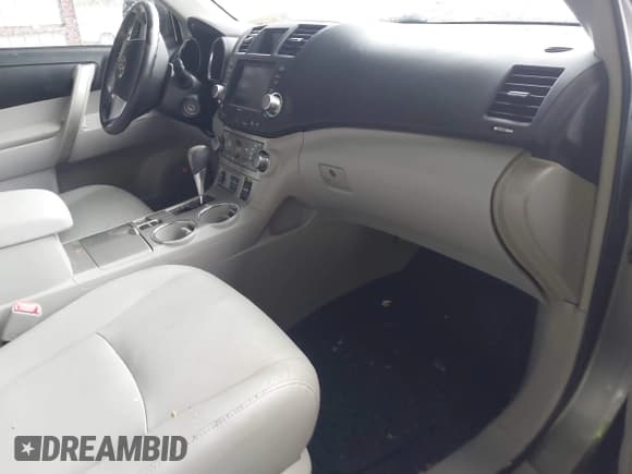 ✅ 2012 Toyota Highlander SE • VIN: 5TDBK3EH8CS104840 • Lot: 43381782. Listed on IAAI with 193,471 mi. Free auction sales archive from the USA and detailed vehicle history report at DreamBid. Image 5.