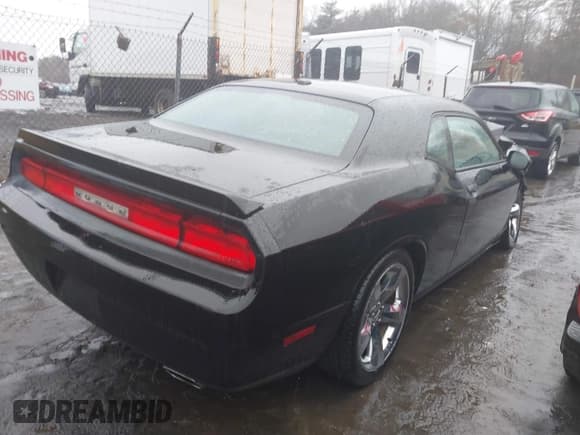 ✅ 2014 Dodge Challenger R/T Classic • VIN: 2C3CDYBT9EH294240 • Lot: 41460877. Wystawiony na IAAI z przebiegiem Nie podano. Bezpłatny archiwum sprzedaży aukcyjnych z USA i szczegółowy raport historii pojazdu na DreamBid. Zdjęcie 4.