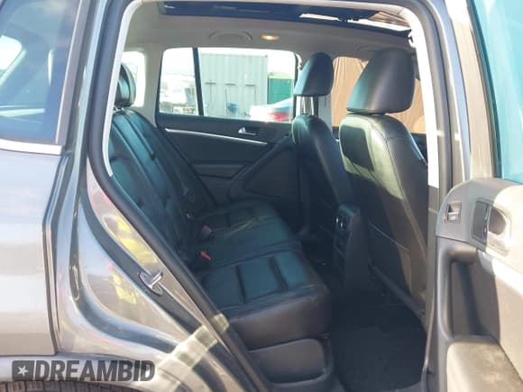 ✅ 2012 Volkswagen Tiguan S • VIN: WVGBV7AX6CW100583 • Lot: 43542063. Listed on IAAI with 138,877 mi. Free auction sales archive from the USA and detailed vehicle history report at DreamBid. Image 8.