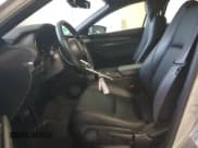 ✅ 2024 Mazda 3 S Select Sport • VIN: JM1BPAKM3R1722290 • Lot: 81561045. Wystawiony na Copart z przebiegiem 23 525 mil. Bezpłatny archiwum sprzedaży aukcyjnych z USA i szczegółowy raport historii pojazdu na DreamBid. Zdjęcie 7.