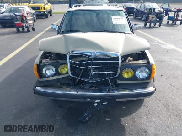 ✅ 1981 Mercedes-Benz 300 • VIN: WDBAB93A0BN004769 • Lot: 43684189. Wystawiony na IAAI z przebiegiem 306 130 mil. Bezpłatny archiwum sprzedaży aukcyjnych z USA i szczegółowy raport historii pojazdu na DreamBid. Zdjęcie 6.