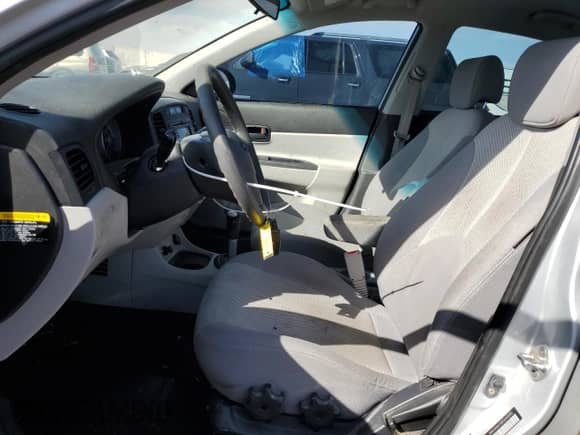 2008 Hyundai Accent GLS z VIN KMHCN46C98U240090, wystawiony jako Copart lot #77001554 z przebiegiem 125 897 mil mil oraz Szkoda całkowita • Salvage title. Historia ofert i sprzedaży dostępna na DreamBid. Obrazek 7.