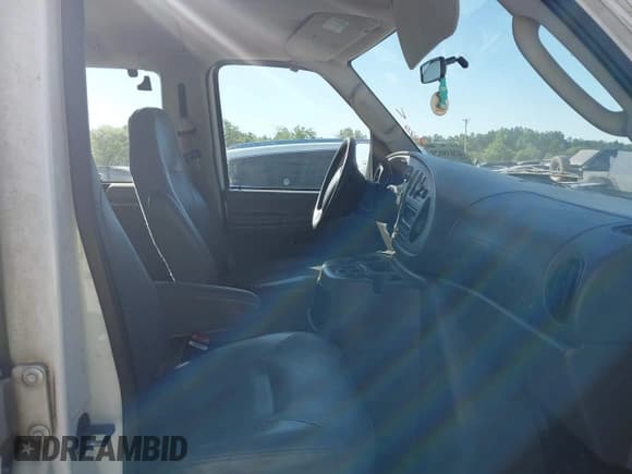 ✅ 2004 Ford Econoline Passenger XL • VIN: 1FBSS31L04HB18896 • Lot: 42038029. Wystawiony na IAAI z przebiegiem 252 825 mil. Bezpłatny archiwum sprzedaży aukcyjnych z USA i szczegółowy raport historii pojazdu na DreamBid. Zdjęcie 5.