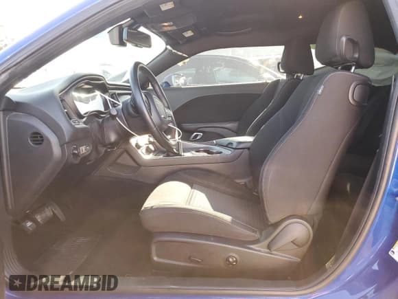 ✅ 2020 Dodge Challenger SXT • VIN: 2C3CDZAG9LH172775 • Lot: 49399724. Wystawiony na Copart z przebiegiem 54 684 mil. Bezpłatny archiwum sprzedaży aukcyjnych z USA i szczegółowy raport historii pojazdu na DreamBid. Zdjęcie 7.