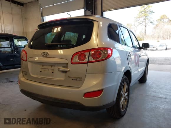 ✅ 2011 Hyundai Santa Fe Limited • VIN: 5XYZKDAG4BG063927 • Lot: 43914246. Listed on IAAI with 109,177 mi. Free auction sales archive from the USA and detailed vehicle history report at DreamBid. Image 4.