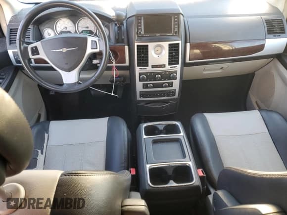 ✅ 2010 Chrysler Town & Country Touring Plus • VIN: 2A4RR8DX1AR442127 • Lot: 82341335. Wystawiony na Copart z przebiegiem 225 482 mil. Bezpłatny archiwum sprzedaży aukcyjnych z USA i szczegółowy raport historii pojazdu na DreamBid. Zdjęcie 8.