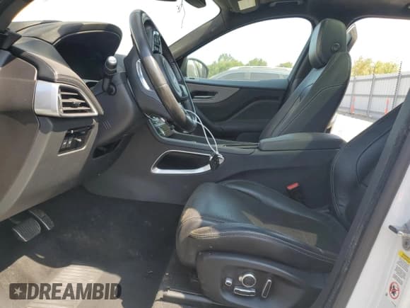 ✅ 2018 Jaguar F-Pace S • VIN: SADCM2FV2JA240151 • Lot: 72097345. Wystawiony na Copart z przebiegiem 96 132 mil. Bezpłatny archiwum sprzedaży aukcyjnych z USA i szczegółowy raport historii pojazdu na DreamBid. Zdjęcie 7.