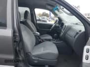 ✅ 2006 Ford Escape Hybrid • VIN: 1FMCU95H66KB49378 • Lot: 43725751. Wystawiony na IAAI z przebiegiem 239 245 mil. Bezpłatny archiwum sprzedaży aukcyjnych z USA i szczegółowy raport historii pojazdu na DreamBid. Zdjęcie 5.