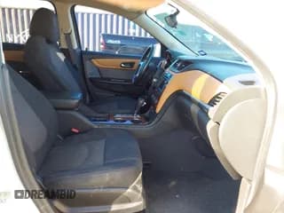 ✅ 2014 Chevrolet Traverse LT • VIN: 1GNKRGKD7EJ370524 • Lot: 43537394. Wystawiony na IAAI z przebiegiem 224 150 mil. Bezpłatny archiwum sprzedaży aukcyjnych z USA i szczegółowy raport historii pojazdu na DreamBid. Zdjęcie 5.