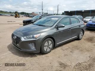 ✅ 2022 Hyundai Ioniq SE • VIN: KMHC75LC9NU268973 • Lot: 64700625. Wystawiony na Copart z przebiegiem 56 468 mil. Bezpłatny archiwum sprzedaży aukcyjnych z USA i szczegółowy raport historii pojazdu na DreamBid. Zdjęcie 1.