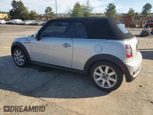 ✅ 2011 MINI Convertible S • VIN: WMWZP3C50BTX82858 • Лот: 86226185. Опубликован ранее на Copart с пробегом 105 389 миль. Бесплатный доступ к архиву аукционных продаж из США и подробный отчёт об истории автомобиля на DreamBid. Изображение 2.