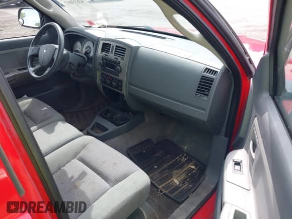 2007 Dodge Dakota SLT z VIN 1D7HW48N17S128373, wystawiony jako IAAI lot #42633897 z przebiegiem 129 780 mil mil oraz . Historia ofert i sprzedaży dostępna na DreamBid. Obrazek 5.