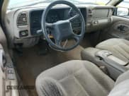 ✅ 1998 GMC Sierra 1500 • VIN: 2GTEK19R1W1526058 • Лот: 66497285. Опубликован ранее на Copart с пробегом 275 485 миль. Бесплатный доступ к архиву аукционных продаж из США и подробный отчёт об истории автомобиля на DreamBid. Изображение 8.