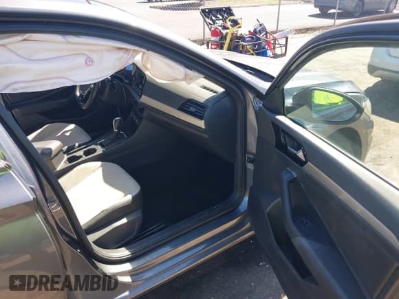 ✅ 2019 Volkswagen Jetta S • VIN: 3VWC57BU5KM162419 • Lot: 43436918. Listed on IAAI with 90,098 mi. Free auction sales archive from the USA and detailed vehicle history report at DreamBid. Image 5.