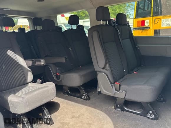 ✅ 2015 Ford Transit XL • VIN: 1FMZK1YM2FKB13584 • Lot: 81242185. Wystawiony na Copart z przebiegiem 229 910 mil. Bezpłatny archiwum sprzedaży aukcyjnych z USA i szczegółowy raport historii pojazdu na DreamBid. Zdjęcie 6.