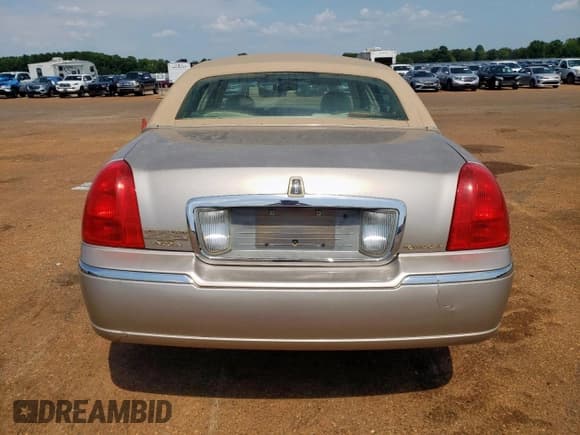 ✅ 2003 Lincoln Town Car Executive • VIN: 1LNHM81WX3Y655356 • Lot: 67317945. Wystawiony na Copart z przebiegiem 166 887 mil. Bezpłatny archiwum sprzedaży aukcyjnych z USA i szczegółowy raport historii pojazdu na DreamBid. Zdjęcie 6.
