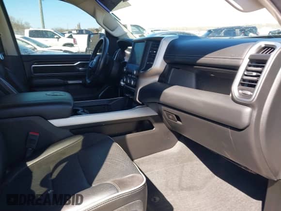 2022 Ram 1500 Laramie z VIN 1C6RREJT8NN337004, wystawiony jako IAAI lot #41700360 z przebiegiem 67 905 mil mil oraz . Historia ofert i sprzedaży dostępna na DreamBid. Obrazek 5.