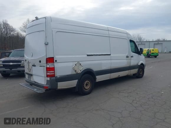 ✅ 2011 Mercedes-Benz Sprinter Cargo • VIN: WD3PE8CB4B5571664 • Lot: 43719367. Wystawiony na IAAI z przebiegiem 298 942 mil. Bezpłatny archiwum sprzedaży aukcyjnych z USA i szczegółowy raport historii pojazdu na DreamBid. Zdjęcie 4.