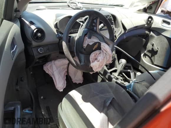 2013 Chevrolet Sonic LS z VIN 1G1JA6SHXD4100489, wystawiony jako Copart lot #53824944 z przebiegiem Nie podano mil oraz Szkoda całkowita • Salvage title. Historia ofert i sprzedaży dostępna na DreamBid. Obrazek 8.