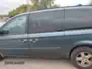 2005 Dodge Caravan SXT z VIN 2D4GP44LX5R462409, wystawiony jako IAAI lot #43384708 z przebiegiem 251 950 mil mil oraz . Historia ofert i sprzedaży dostępna na DreamBid. Obrazek 14.