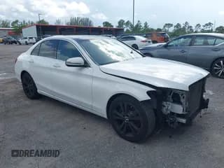 ✅ 2017 Mercedes-Benz C 300 • VIN: 55SWF4JB7HU179844 • Lot: 43113654. Wystawiony na IAAI z przebiegiem 82 200 mil. Bezpłatny archiwum sprzedaży aukcyjnych z USA i szczegółowy raport historii pojazdu na DreamBid. Zdjęcie 1.