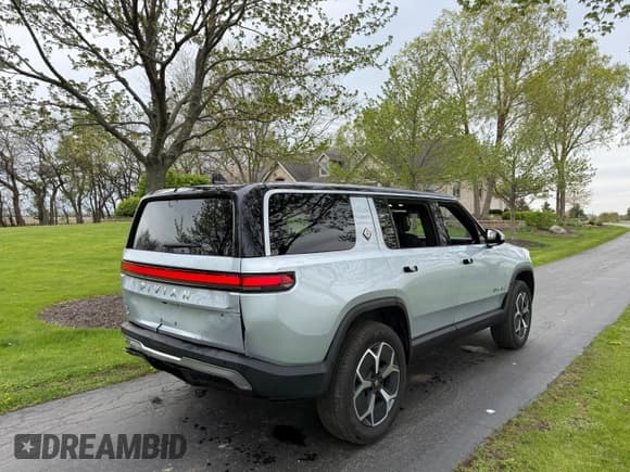 ✅ 2024 Rivian R1S Adventure • VIN: 7PDSGBBA4RN036045 • Лот: 42197192. Опубликован ранее на IAAI с пробегом 9 297 миль. Бесплатный доступ к архиву аукционных продаж из США и подробный отчёт об истории автомобиля на DreamBid. Изображение 4.