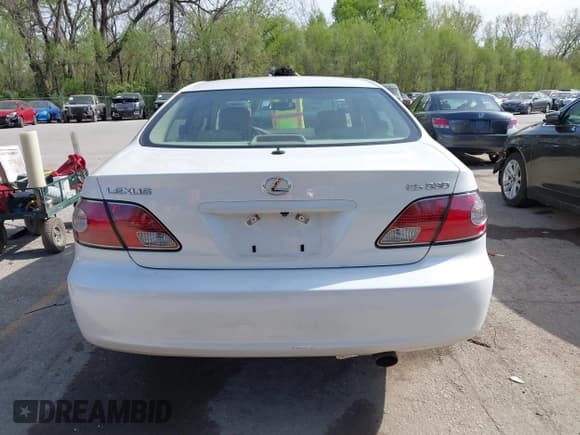 ✅ 2004 Lexus ES 350 • VIN: JTHBA30G945001806 • Lot: 42027534. Wystawiony na IAAI z przebiegiem 132 323 mil. Bezpłatny archiwum sprzedaży aukcyjnych z USA i szczegółowy raport historii pojazdu na DreamBid. Zdjęcie 16.