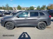 ✅ 2018 Jeep Cherokee Latitude • VIN: 1C4PJMCB5JD575754 • Lot: 43616882. Wystawiony na IAAI z przebiegiem 47 899 mil. Bezpłatny archiwum sprzedaży aukcyjnych z USA i szczegółowy raport historii pojazdu na DreamBid. Zdjęcie 13.