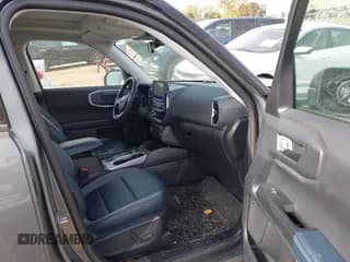 ✅ 2024 Ford Bronco Sport Outer Banks • VIN: 3FMCR9C65RRE91908 • Lot: 43472339. Wystawiony na IAAI z przebiegiem 21 437 mil. Bezpłatny archiwum sprzedaży aukcyjnych z USA i szczegółowy raport historii pojazdu na DreamBid. Zdjęcie 5.