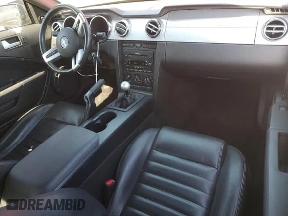 ✅ 2005 Ford Mustang GT Deluxe • VIN: 1ZVFT82H855226457 • Лот: 86697535. Опубликован ранее на Copart с пробегом 116 234 миль. Бесплатный доступ к архиву аукционных продаж из США и подробный отчёт об истории автомобиля на DreamBid. Изображение 8.