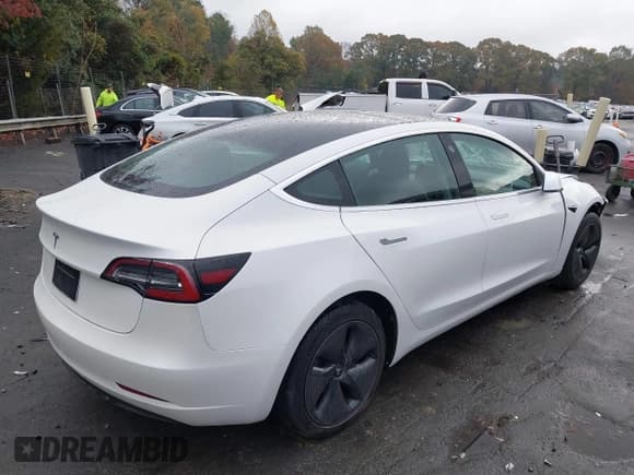 ✅ 2020 Tesla Model 3 Standard Range Plus • VIN: 5YJ3E1EA8LF660377 • Lot: 43582112. Wystawiony na IAAI z przebiegiem 37 420 mil. Bezpłatny archiwum sprzedaży aukcyjnych z USA i szczegółowy raport historii pojazdu na DreamBid. Zdjęcie 4.