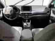 2022 Hyundai Kona SEL z VIN KM8K6CAB3NU831383, wystawiony jako Copart lot #69302932 z przebiegiem 5 052 mil mil oraz . Historia ofert i sprzedaży dostępna na DreamBid. Obrazek 8.