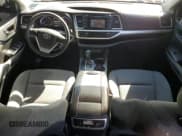 ✅ 2018 Toyota Highlander LE Plus • VIN: 5TDZZRFH1JS268908 • Lot: 80358425. Wystawiony na Copart z przebiegiem 103 665 mil. Bezpłatny archiwum sprzedaży aukcyjnych z USA i szczegółowy raport historii pojazdu na DreamBid. Zdjęcie 8.