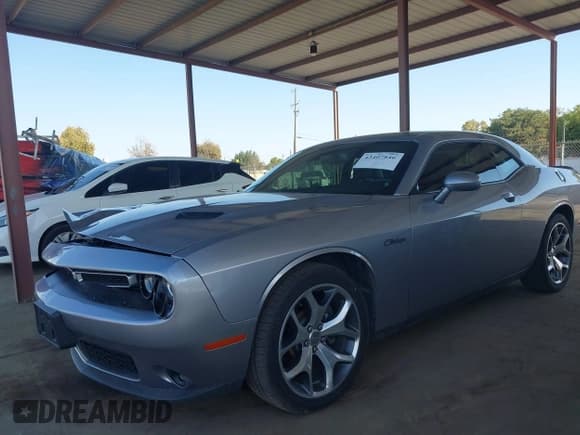 ✅ 2015 Dodge Challenger SXT Plus • VIN: 2C3CDZBGXFH700231 • Lot: 43407846. Wystawiony na IAAI z przebiegiem 129 305 mil. Bezpłatny archiwum sprzedaży aukcyjnych z USA i szczegółowy raport historii pojazdu na DreamBid. Zdjęcie 2.