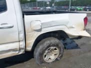 ✅ 2021 Toyota Tacoma SR • VIN: 3TYAX5GN7MT033552 • Lot: 43068415. Wystawiony na IAAI z przebiegiem 83 512 mil. Bezpłatny archiwum sprzedaży aukcyjnych z USA i szczegółowy raport historii pojazdu na DreamBid. Zdjęcie 6.