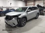 ✅ 2019 Toyota Highlander LE • VIN: 5TDBZRFH0KS992611 • Lot: 43812508. Wystawiony na IAAI z przebiegiem 67 640 mil. Bezpłatny archiwum sprzedaży aukcyjnych z USA i szczegółowy raport historii pojazdu na DreamBid. Zdjęcie 18.