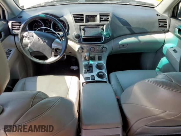 ✅ 2013 Toyota Highlander Plus • VIN: 5TDZK3EH8DS121833 • Лот: 85867595. Опубликован ранее на Copart с пробегом 181 329 миль. Бесплатный доступ к архиву аукционных продаж из США и подробный отчёт об истории автомобиля на DreamBid. Изображение 8.