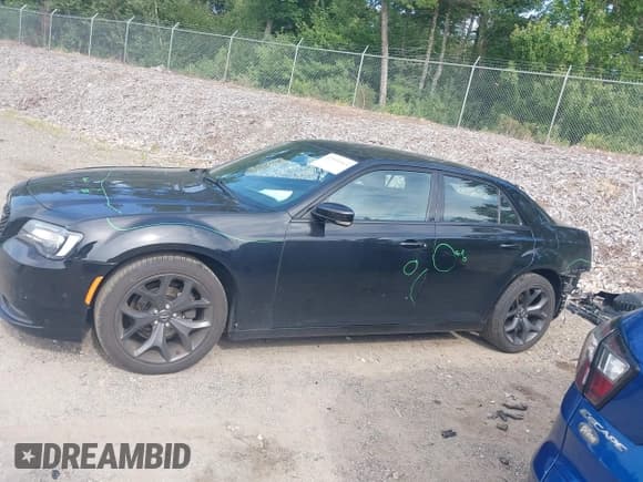 ✅ 2021 Chrysler 300 S • VIN: 2C3CCABG7MH506967 • Lot: 42991063. Listed on IAAI with 83,196 mi. Free auction sales archive from the USA and detailed vehicle history report at DreamBid. Image 15.